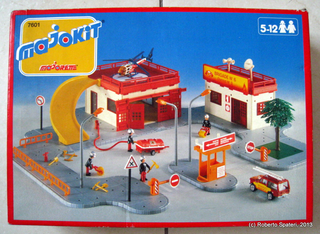Majorette  Caserne des Pompiers (n.Kit-7601)